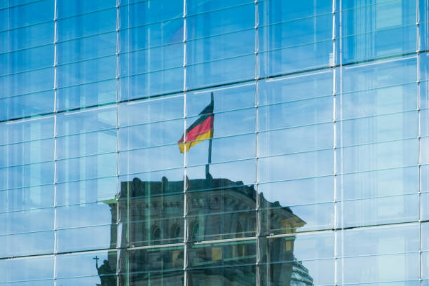 reichstag のドイツの旗の反射 - モダンなガラス張りの建物 - the reichstag ストックフォトと画像