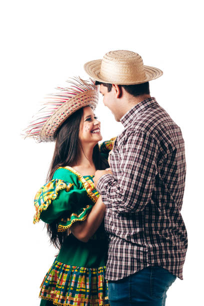 giovane coppia brasiliana che indossa abiti tipici per festa junina - dacing foto e immagini stock