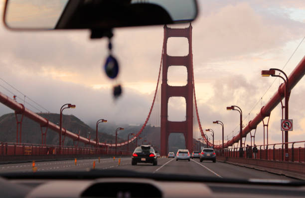 fahrt über die golden gate bridge - golden gate bridge bridge weather california stock-fotos und bilder