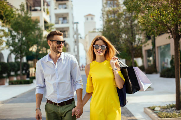 istock Couple and shopping 959724376
