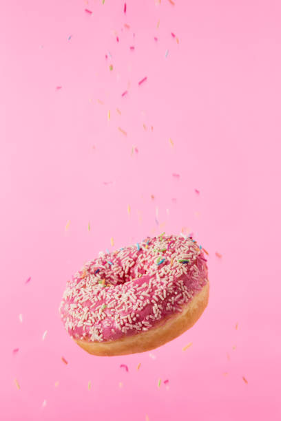 istock Flying sweet sttrawberries donut 959724948