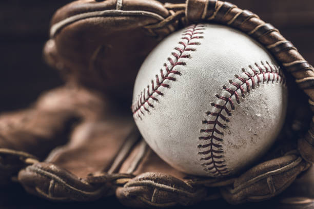 vintage baseball ausrüstung auf einem hölzernen hintergrund - baseball glove baseball baseballs old fashioned stock-fotos und bilder