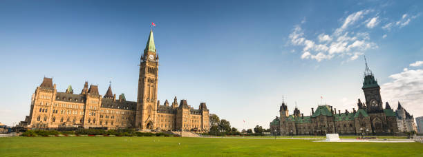 palazzo del parlamento a parliament hill a ottawa - cultura canadese foto e immagini stock