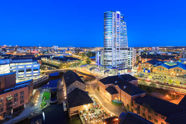 Leeds city centre skyline at night Long exposure shot of the centre of the Leeds skyline at night. The photo shows from the centre looking south east. Much of the river and canal side has been redeveloped and is now populated with new restaurants, hotels, bars, shops and apartments. leeds photos stock pictures, royalty-free photos & images