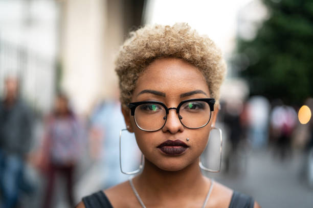 porträt der modebewussten frau bei city - women african descent serious human face stock-fotos und bilder
