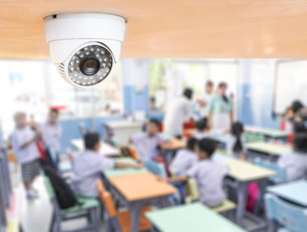 estudiante monitoreo cctv seguridad en aula en la escuela. vigilancia de la cámara de seguridad para ver y proteger a grupo de niños mientras estudiaba. - oficio de seguridad fotografías e imágenes de stock