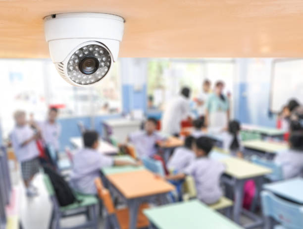 中央電視臺的安防監控學生在課堂上上課。監視和保�護孩子們學習時的安全攝像頭監控。 - 保安員 個照片及圖片檔