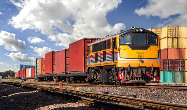 tren de carga de contenedor con cielo nublado. - transporte ferroviario fotografías e imágenes de stock