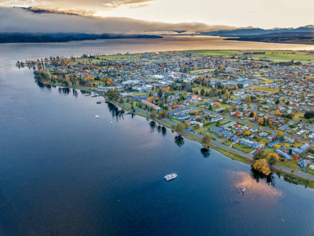 te anau lake and town - te anau imagens e fotografias de stock