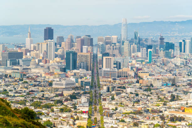 san francisco , california view da twin peaks centrato down market street maggio 2018 - roof row house house san francisco county foto e immagini stock