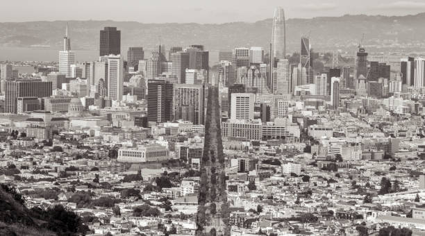 san francisco, california view da twin peaks centrato down market street maggio 2018 in bianco e nero - roof row house house san francisco county foto e immagini stock