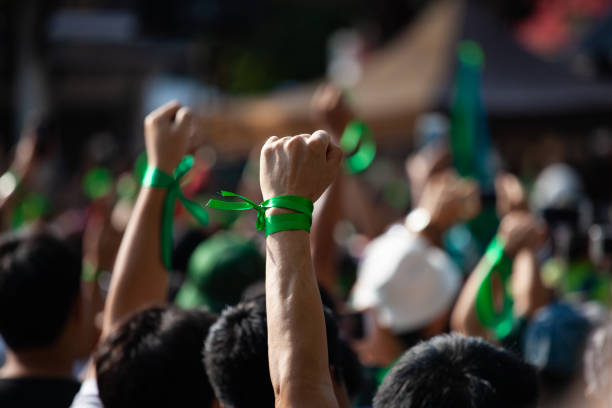menschen erhoben hand luft kämpfen für protest - faust fotos stock-fotos und bilder