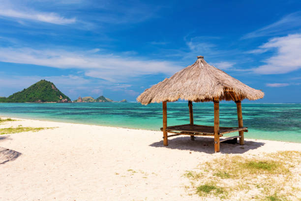 balijska chata na białej piaszczystej plaży kuta, lombok - kuta beach zdjęcia i obrazy z banku zdjęć