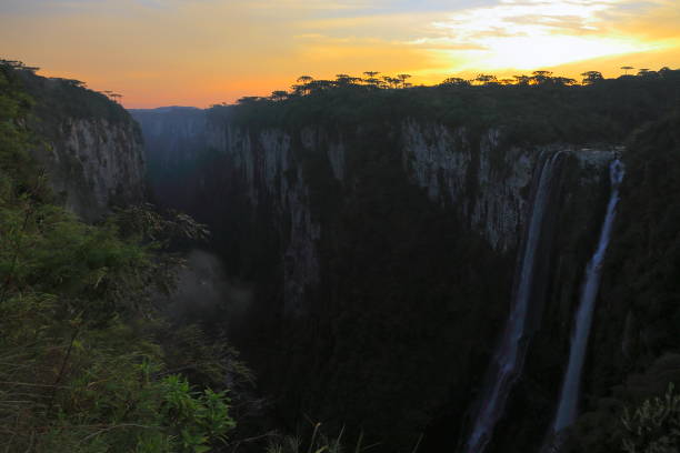 Dramatic landscape: impressive waterfall in Itaimbezinho Canyon – Southern Brazil Dramatic landscape: impressive waterfall in Itaimbezinho Canyon – Rio grande do sul - Southern Brazil
these are not parks with restricted access, much less private ownership or restricted private or for-profit exploitation. Canyon Fortaleza, has full public access. There is no charge for any entry fee. Itaimbezinho is also a completely public National Park. They are only areas of environmental protection. The INEA is just a state regional institute ( only has jurisdiction within the state of Rio de Janeiro, which is only a state of the 27 Brazilian states - Rio Grande do Sul and Santa Catarina are the states to the south of Brazil, far from Rio It is like comparing distances from the State of California to Florida, more or less, and in relation to state parks) - unrelated to national parks. canyon itaimbezinho rio grande do sul santa catarina southern brazil stock pictures, royalty-free photos & images