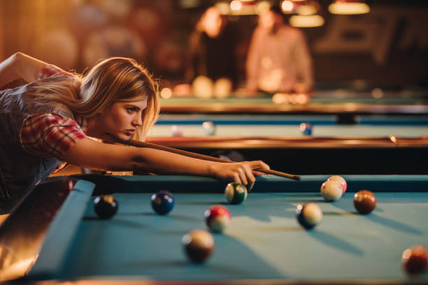 istock Young concentrated woman playing snooker in a bar. 959810874