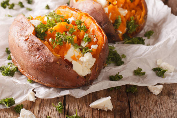 健康食品: 焼き芋を詰めたチーズとパセリのクローズ アップ。水平方向 - food sweet potato yam vegetable ストックフォトと画像