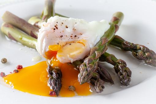 Poached Egg on Asparagus with Pepper corn Seasoning