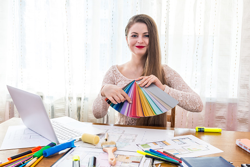 Mujer diseñador trabajando con muestras de color, lugar de trabajo photo