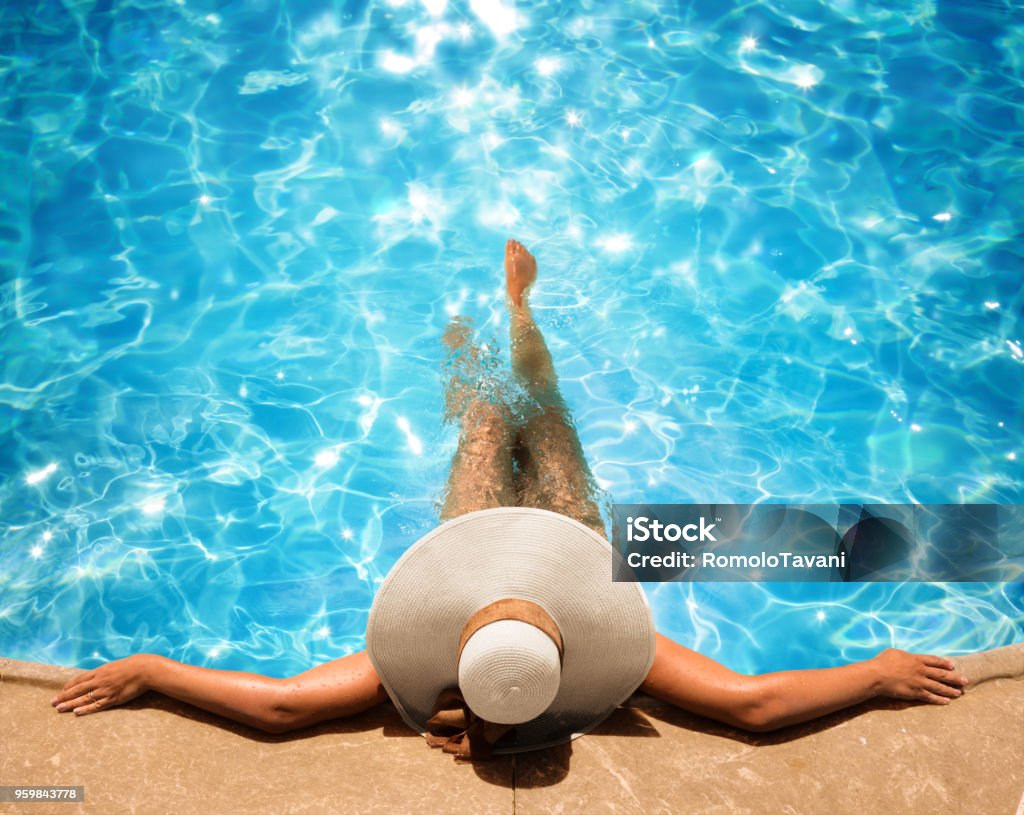 Donna rilassante in piscina - Foto stock royalty-free di Piscina