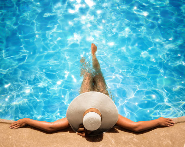 donna rilassante in piscina - piscina foto e immagini stock