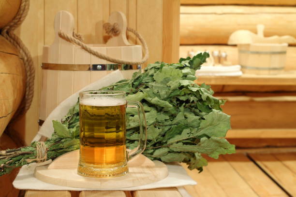 サウナでビールのジョッキ。 - wooden hub ストックフォトと画像