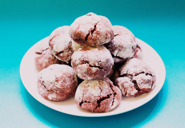istock Chocolate crackle cookies on blue background. copy space 959852382