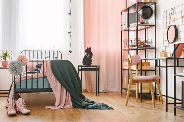 промышленная черная мебель в спальне - bedroom wall pink bed стоковые фото и изображения