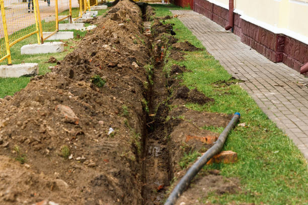 ヒューム管の水の輸送のために敷設します。地上水の管内。コンクリート配管。パイプと男の穴。 - ditch ストックフォトと画像