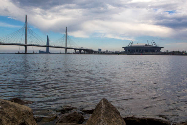 vista del nuevo estadio 'zenith arena' y el nuevo puente cable-permanecido del río neva, san petersburgo, rusia - confederations cup fotografías e imágenes de stock