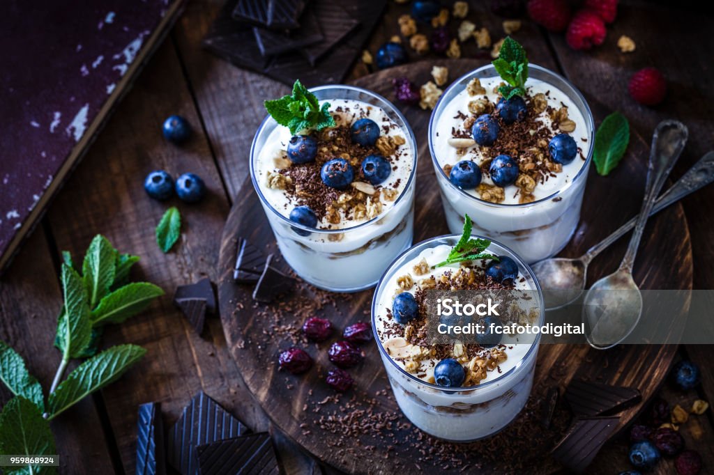 Yogurt con granola, frutas de bayas y chocolate - Foto de stock de Postre libre de derechos