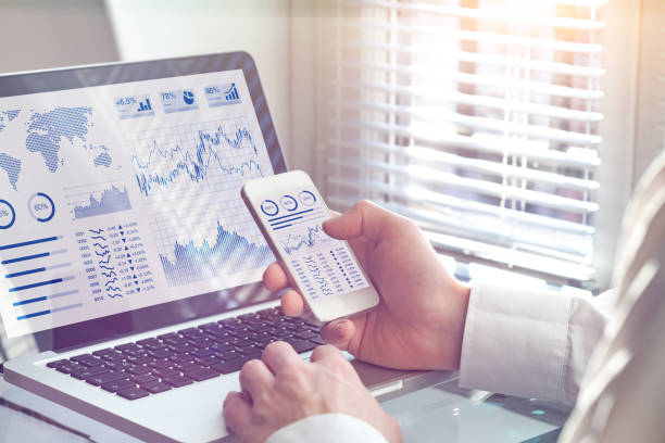 tecnologia dashboard di analisi aziendale sullo schermo, statistiche sulle operazioni finanziarie kpi - opperated foto e immagini stock