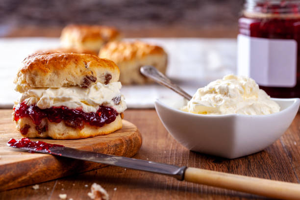 scones à la confiture de fraises et crème fraîche - heure du thé photos et images de collection