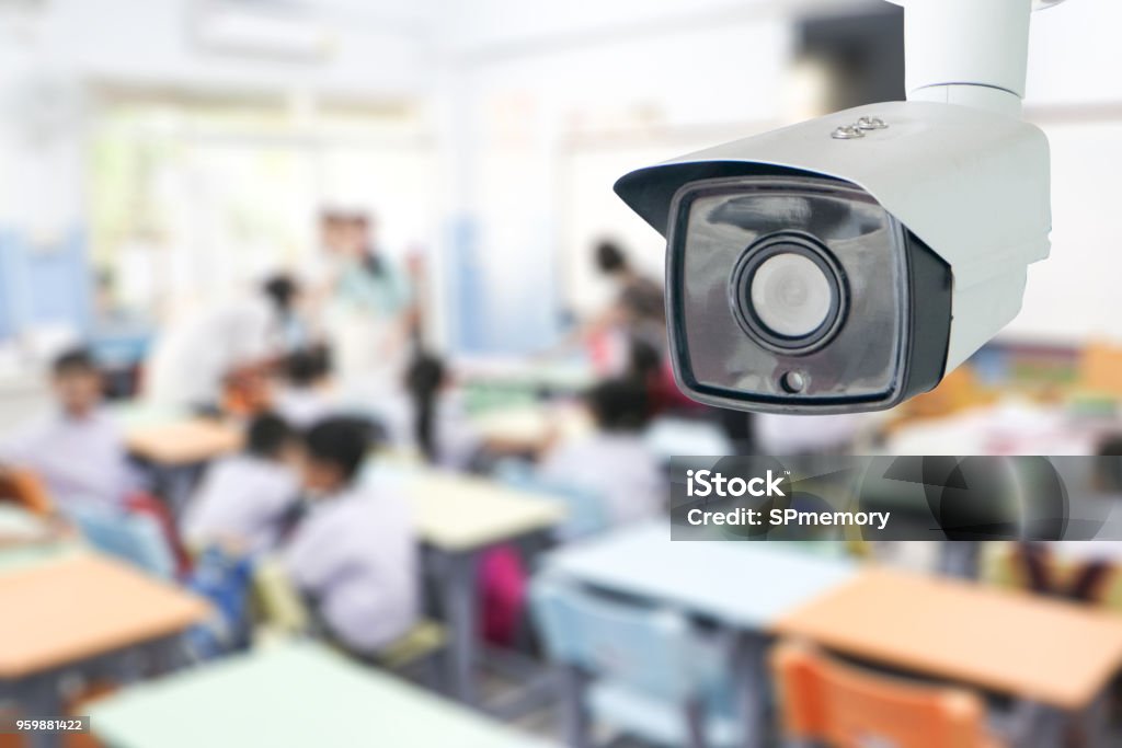 Estudante de monitoramento de segurança CCTV em sala de aula na escola. Câmera de vigilância de segurança para assistir e proteger o grupo das crianças enquanto estudava. - Foto de stock de Escola royalty-free