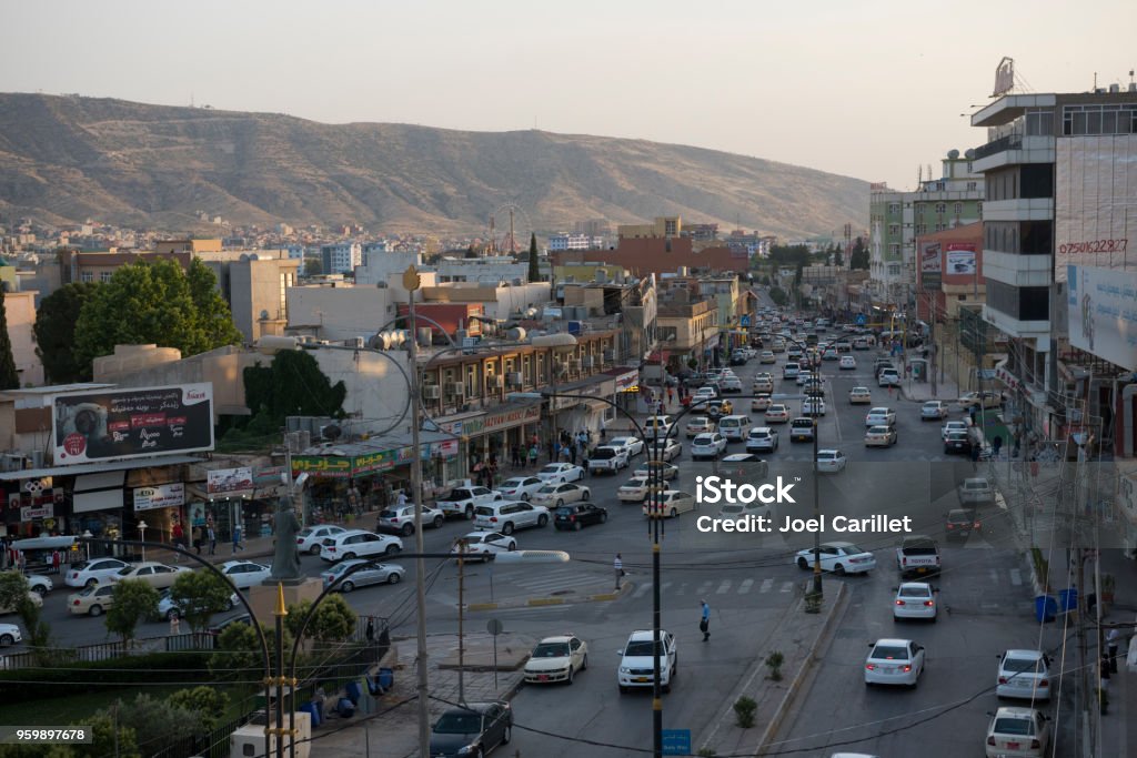 Traffic and landscape in Dohuk, Iraq View of traffic and mountain landscape in Dohuk, a Kurdish city in northern Iraq (May 28, 2017) Iraq Stock Photo