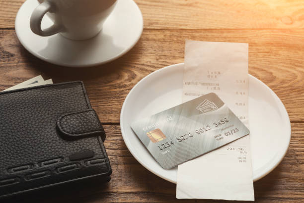 restaurant bill and credit card on wooden table - food currency breakfast business imagens e fotografias de stock