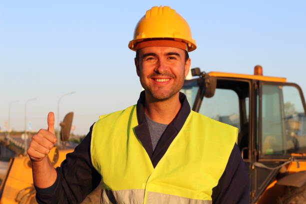 istock Sexy young construction worker giving a thumbs up 959899922