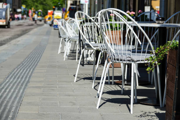 istock Outdoor cafe along a street 959911004