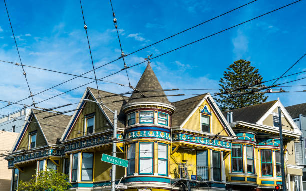 all'angolo victorian row houses con fili elettrici per trollies san francisco, california - roof row house house san francisco county foto e immagini stock