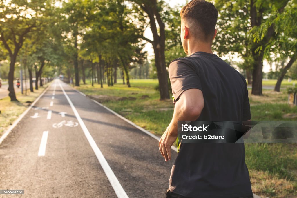 Junger Mann läuft - Lizenzfrei Aktiver Lebensstil Stock-Foto