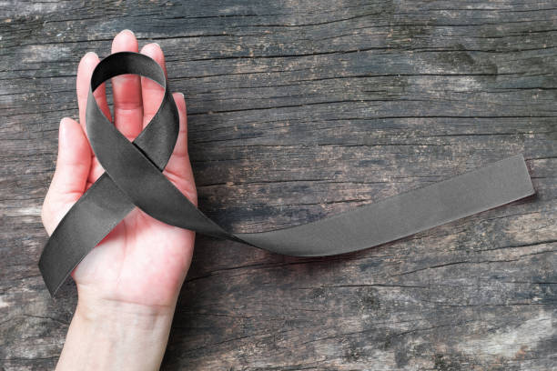 블랙 리본 흑색 종에 대 한 대 중 인식을 높이 기호 및 피부 암 예방, 피해자와 테러 공격 개념의 죽음 손실에 대 한 애도 - anti cancer 뉴스 사진 이미지