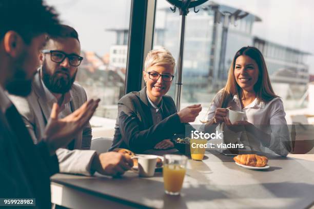 Empresarios Desayunando Foto de stock y más banco de imágenes de Desayuno - Desayuno, Negocio, Trabajar