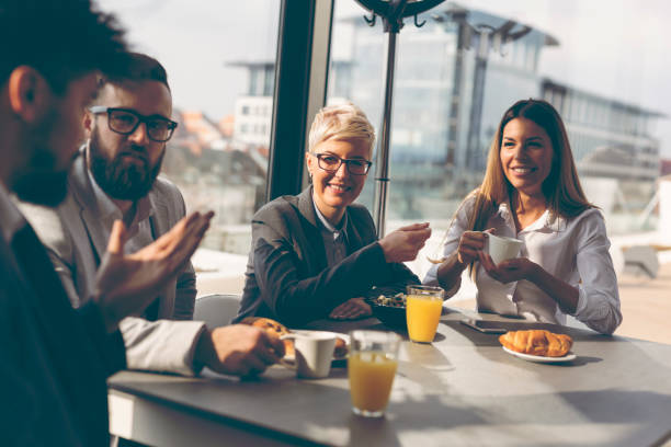 przedsiębiorcy, którzy zjedli śniadanie - lunch business office business lunch zdjęcia i obrazy z banku zdjęć