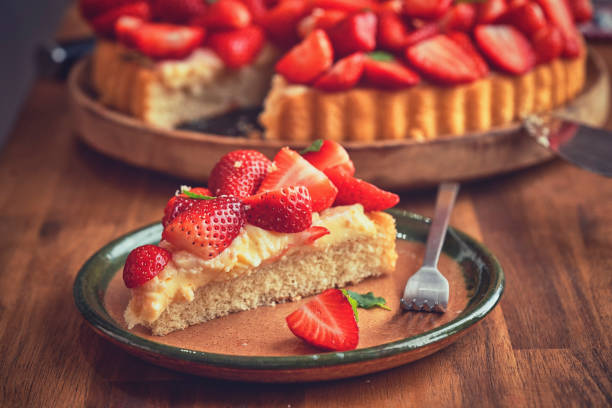 домашний клубничный пирог с ванильным кремом - strawberry tart стоковые фото и изображения