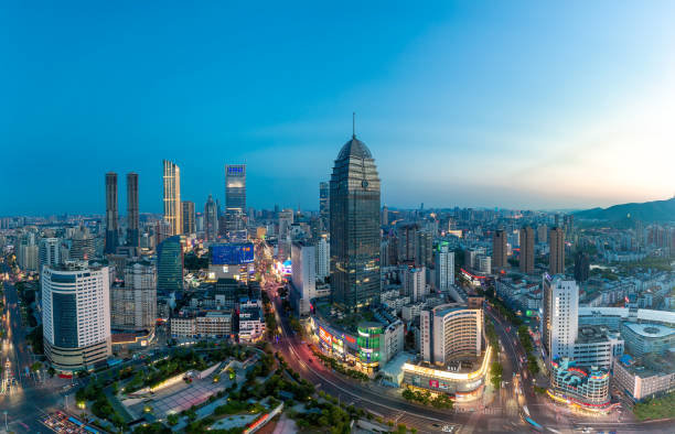 céu azul, arranha-céus, horizonte da cidade e montanhas ao pôr do sol em wuxi, china - rio huangpu - fotografias e filmes do acervo