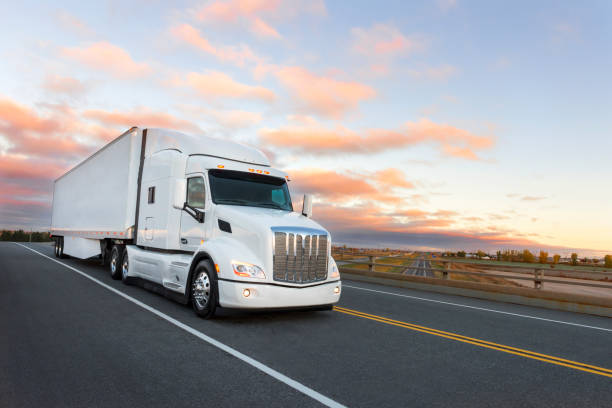 camion sur la route - industry truck semi truck trucking photos et images de collection