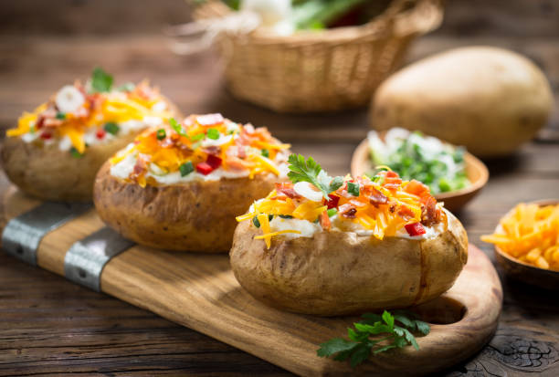 запеченный картофель с сыром и беконом - potato skin стоковые фото и изображения