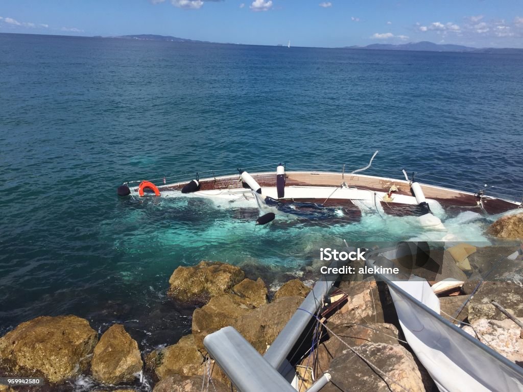 Boat Crash Rocks Sailing Boat Crashed On Rocks In Te Sea Stock Photo - Download Image ...