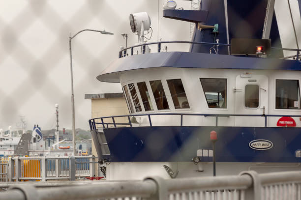 clammer sea watcher ii przechodzi przez barierę huraganu - pilothouse zdjęcia i obrazy z banku zdjęć
