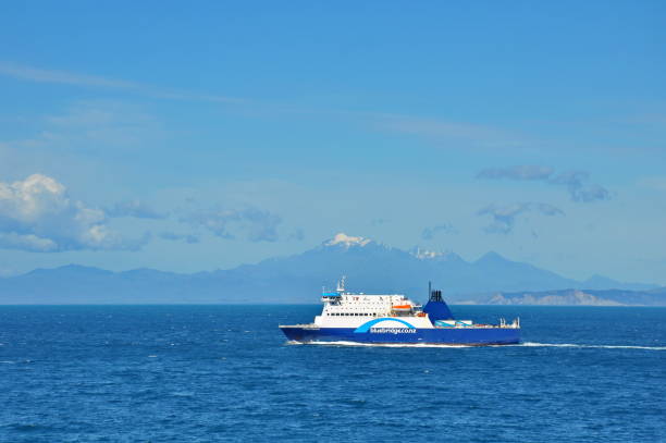 un traghetto bluebridge nello stretto di cook - cook strait foto e immagini stock