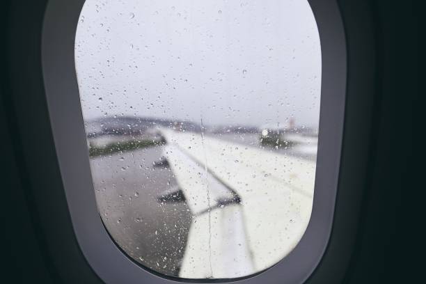 비행기 창 비 중 - runway airport rain wet 뉴스 사진 이미지